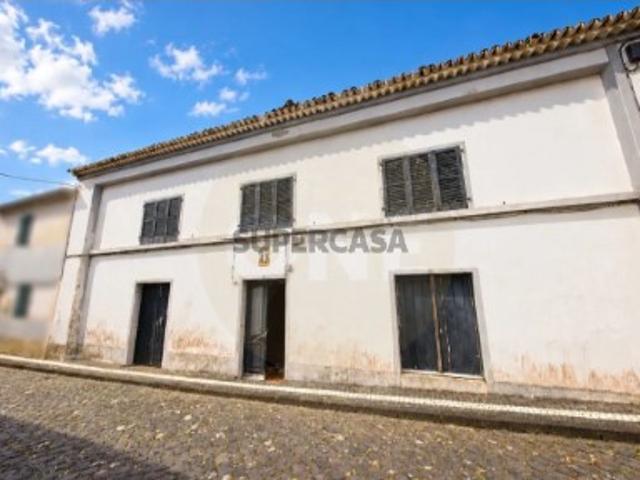 Moradia T4 para Remodelação | Fenais da Luz | Potencial de Valorização