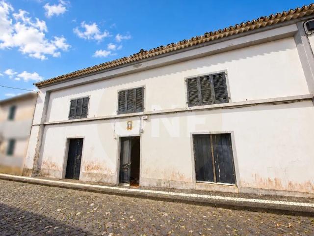 Moradia T4 para Remodelação | Fenais da Luz | Potencial de Valorização