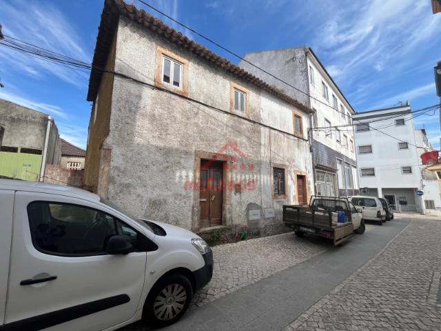 Moradia T4 para Renovar c/ Pátio e Churrasqueira | Centro do Cadaval
