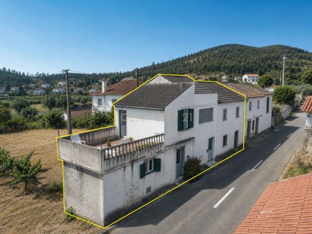 Moradia T4 para renovação com grande potencial, terraço e vistas boas perto do centro de Serpins