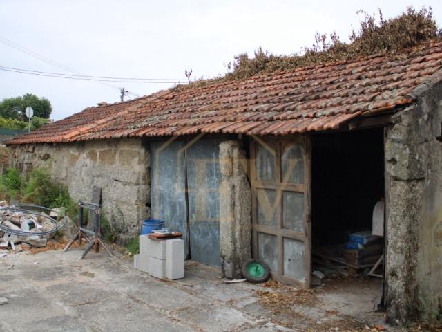 Moradia T4 para Restauro Total em Lordelo, Guimarães