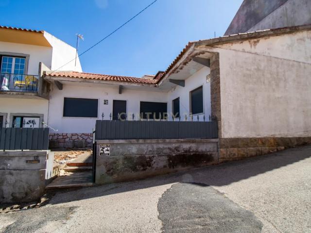 Moradia T4 para restaurar com jardim e anexos na Serra da Vila – Torres Vedras