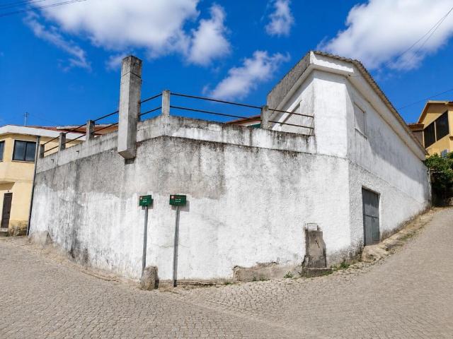 MORADIA T4 PARA RESTAURAR EM ALVARELHOS, VALPAÇOS