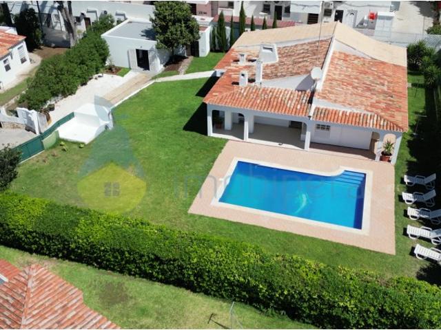 Moradia T4 para venda nas Areias de São João, a escassos 150m da popular Rua da Oura ou também conhecida por Strip