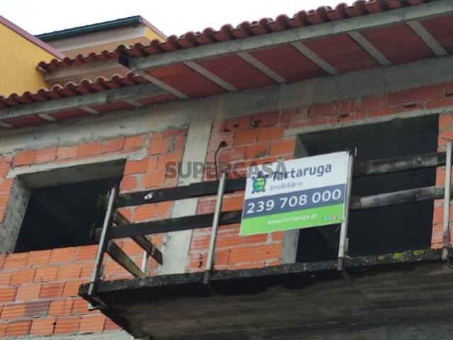Moradia T4, parcialmente construída, na Pedrulha
