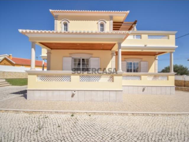 Moradia T4 Premium | 3 Suites | 739m² Terreno | Anexo | Garagem 139m² | Mafra