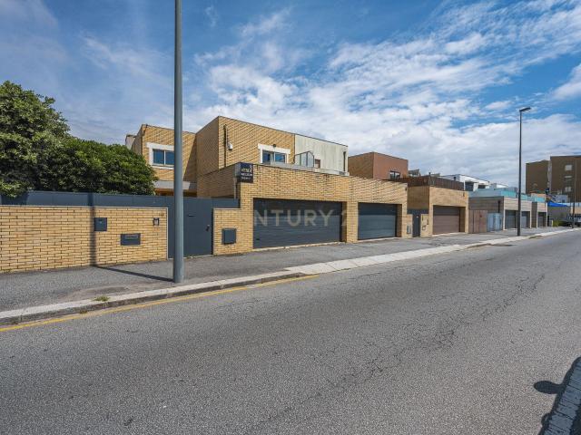 Moradia T4 com piscina e jardim a 2 passos da praia Lavra – Matosinhos