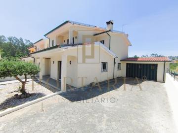 Moradia T4, pronta a habitar, com espaço exterior e garagem, em Pinheiro da Bemposta