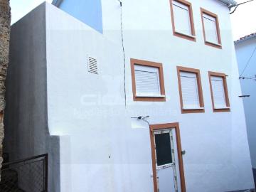 Moradia T4, recuperada, com terraço e terreno, a 2 min do centro de Coja