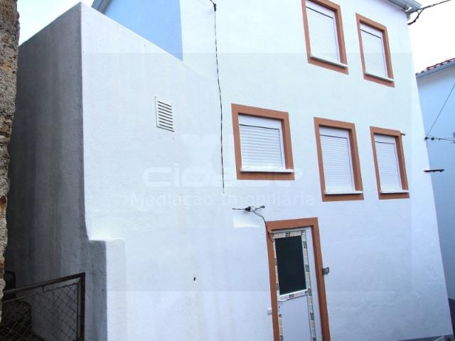 Moradia T4, recuperada, com terraço e terreno, a 2 min do centro de Coja