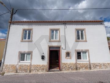 Moradia T4 Remodelada com Terreno na Avessada, Serpins