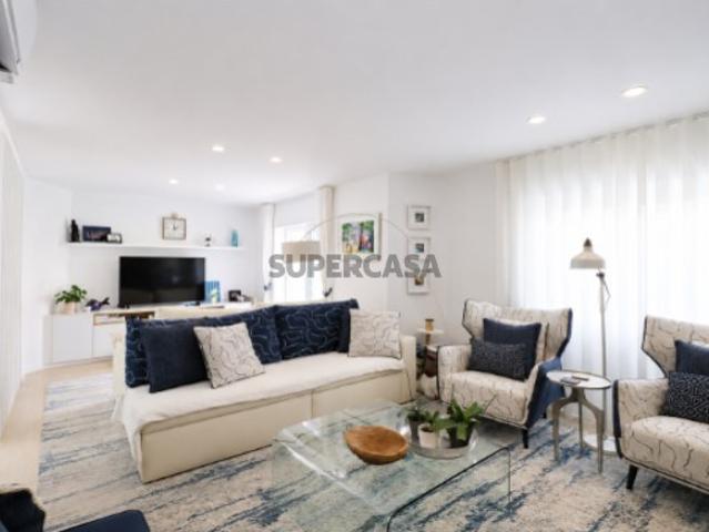 Moradia T4 renovada na Amoreira