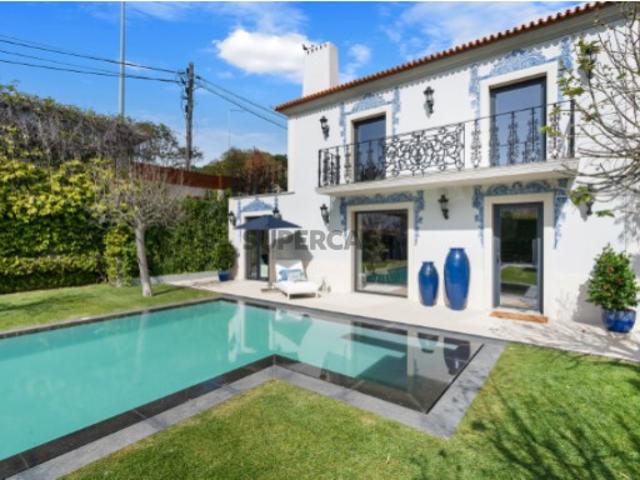 Moradia T4 Renovada em Cascais com Piscina, Jardim e Anexo