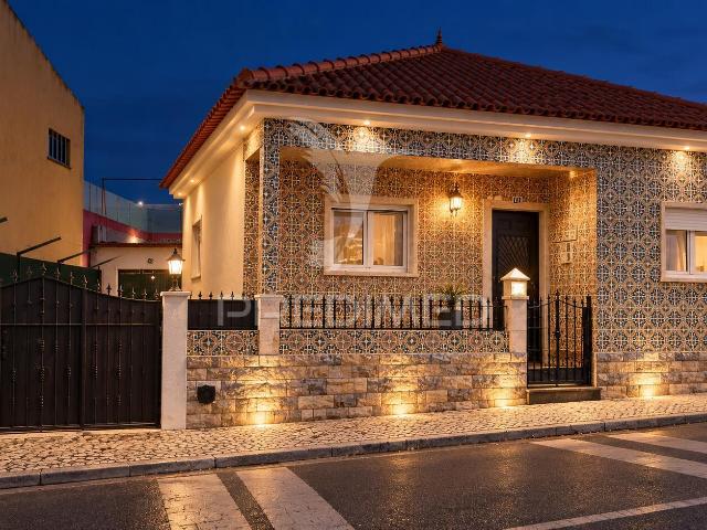 Moradia T4 Renovada com Anexos, Garagem e Excelentes Infraestruturas — Glória do Ribatejo