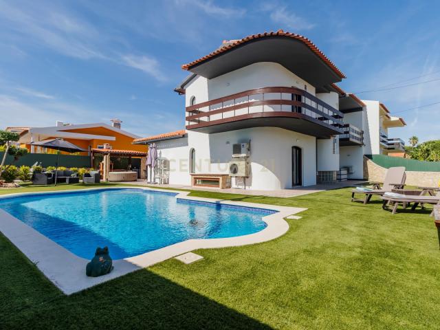 Moradia T4 como nova com piscina na Marisol em Lote de 500m²
