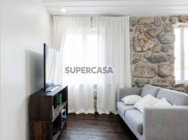 Moradia T4 Renovada, distribuída em dois apartamentos T2