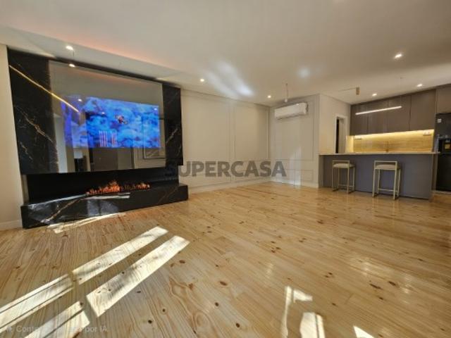 Moradia T4 Restaurada + Elevador + Estacionamento em Belas