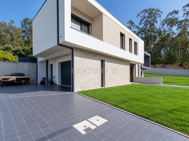Moradia T4 semi nova com Piscina, Garagem + Parcela de Terreno Rústico e Vista Serra | Salgueiro, Pombal