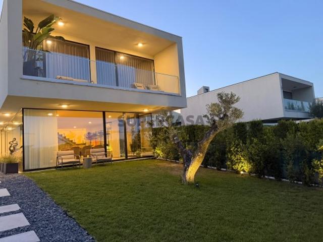 Moradia T4 seminova com piscina privada aquecida e lote de 542 m² Condomínio Fechado