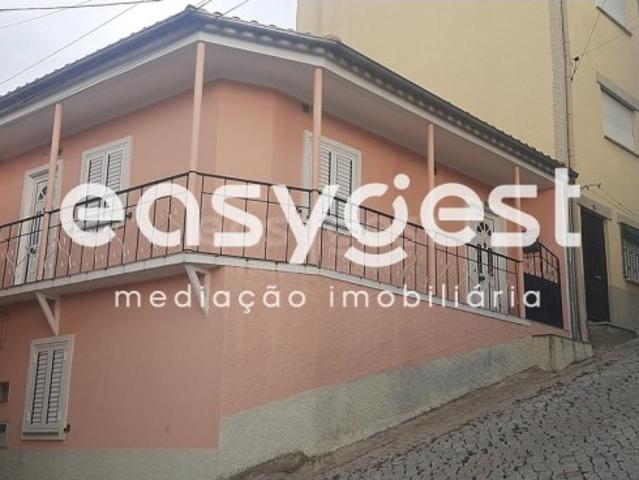 Moradia T4 situado no Bairro do Carrascal em Torre de Moncorvo