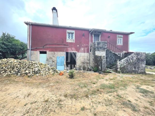 Moradia T4, situada em Freixieiro de Soutelo