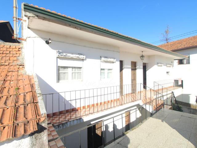 Moradia T4, situada em Ovil, Baião
