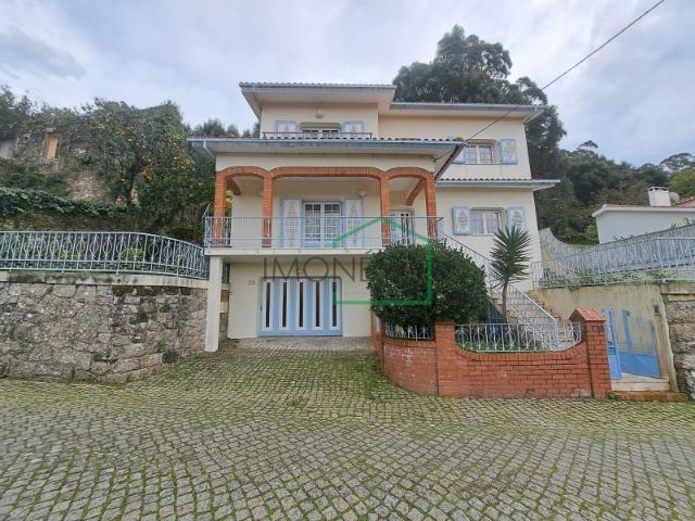 Moradia T4 situada em Moledo com vistas de mar