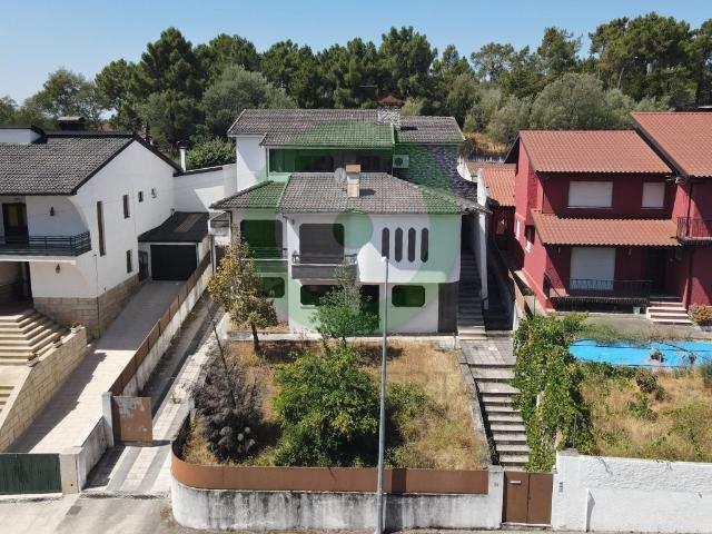 Moradia T4 situada em Valpaços 280 000€