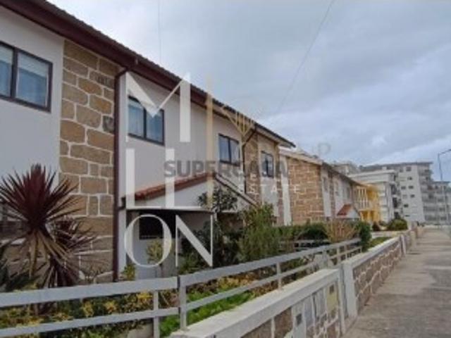 Moradia T4, situada na 2a linha de mar, oferece uma localização privilegiada junto ao mar