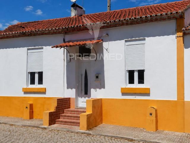 Moradia T4 térrea com pátio no Sobralinho