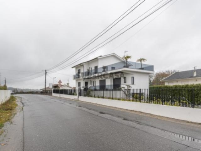 Moradia T4 + T1 com Jardim, Garagem e Excelente Localização Sousa, Felgueiras