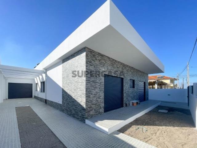 Moradia T4 Térrea | 2 Suítes | Espaço para Piscina | Fernão Ferro