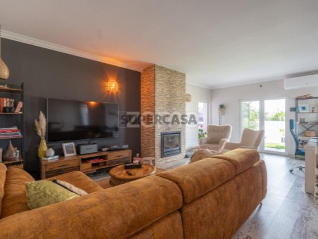 Moradia T4 térrea c/ sótão e terreno de 680 m², Febres