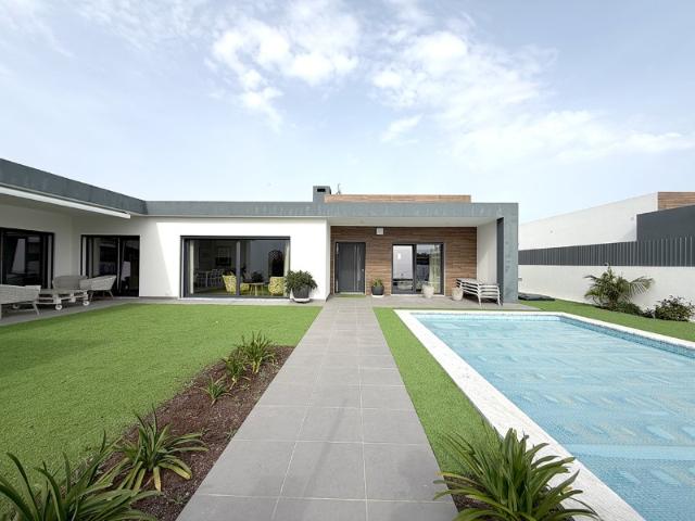 Moradia T4 térrea com 230m2 em condomínio privado, Azeitão