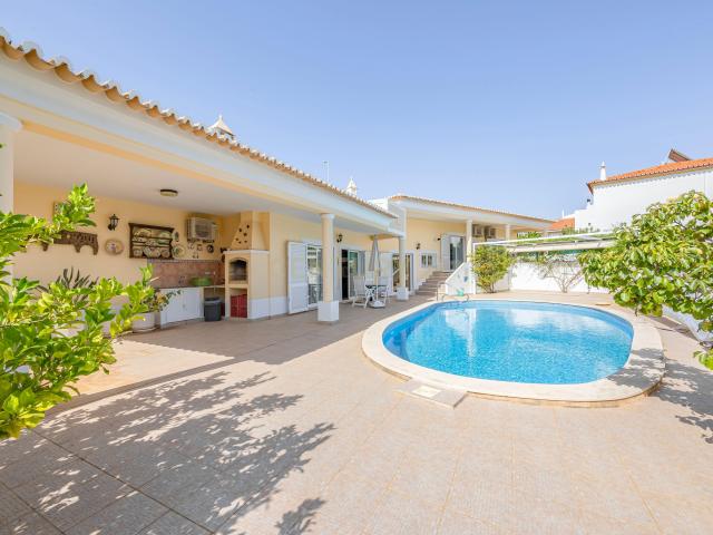 Moradia T4 térrea com piscina aquecida perto de Lagos