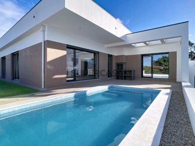 Moradia T4 Térrea com Piscina e Jardim em Fernão Ferro