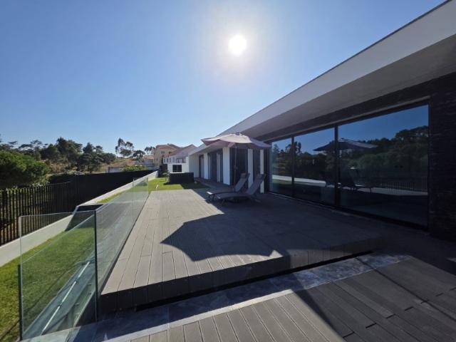 Moradia T4 Térrea Contemporânea com piscina e Jacuzzi 8 km Ericeira