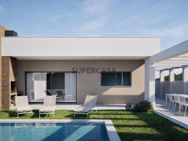 Moradia T4 térrea contemporânea com piscina privada, suite com closet e garagem