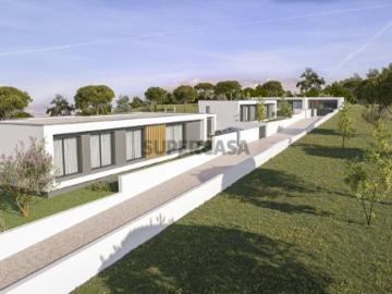 MORADIA T4 TÉRREA DE ARQUITETURA MODERNA COM PISCINA NADADOURO