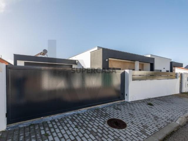 Moradia T4 Térrea de Luxo com 3 Suítes, Piscina Privada e Domótica