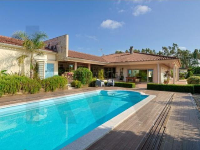Moradia T4 Térrea de Luxo | 678 m² | Lote de 4.700 m² com Piscina
