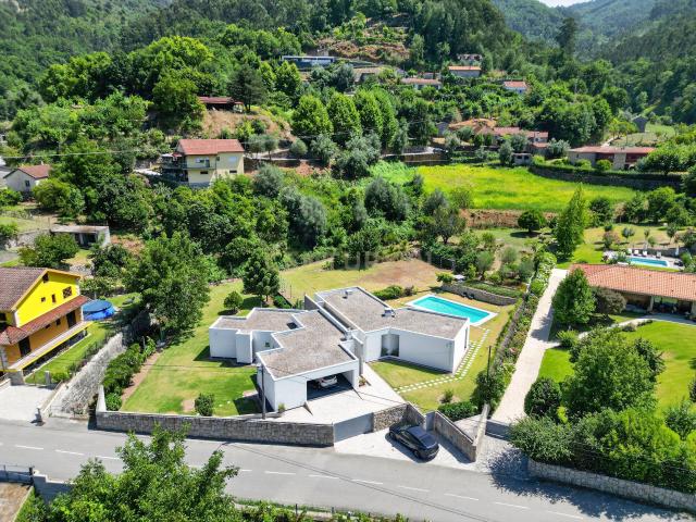Moradia T4 Térrea de Sonho com Piscina, Campo de Futebol