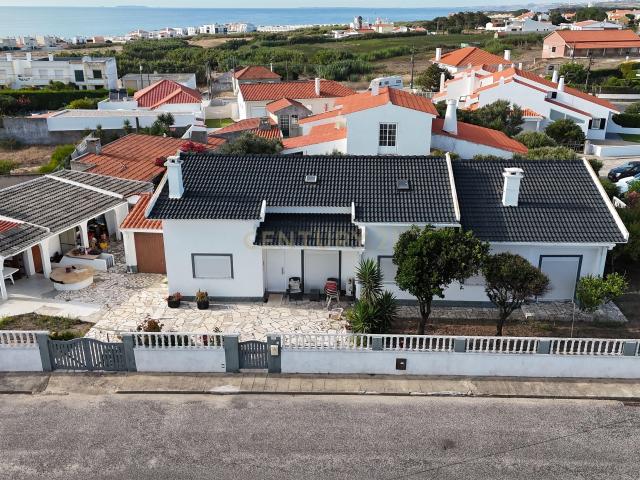 Moradia T4 Térrea em Vale de Janelas, Santa Cruz – Espaço, Privacidade e Tranquilidade