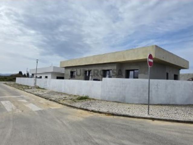 Moradia T4 térrea isolada com 2 suites