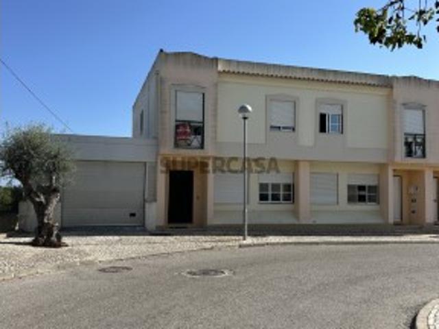Moradia T4 transformada em T3 na Conceição de Faro