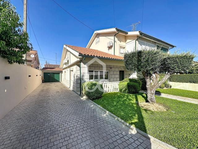 Moradia T4, um dos quartos do rés do chão, com garagem e anexos