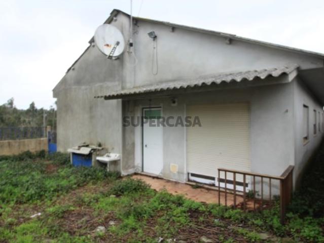 Moradia t4 usada em Casal Novo, freguesia de Amor Imóvel sem licença de utilização, escriturável ao abrigo do SIMPLEX
