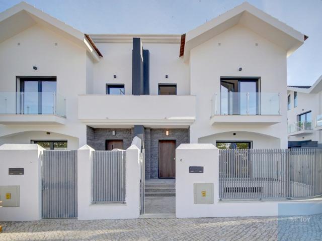 Moradia T4 + 1 com Jardim e Piscina em São Pedro do Estoril 174m² Cascais e Estoril