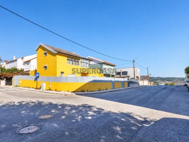 Moradia T4 | 278 m² de construção | Terraço 120 m² | Quintal 110 m² | Garagem 3 carros | Agualva Cacém