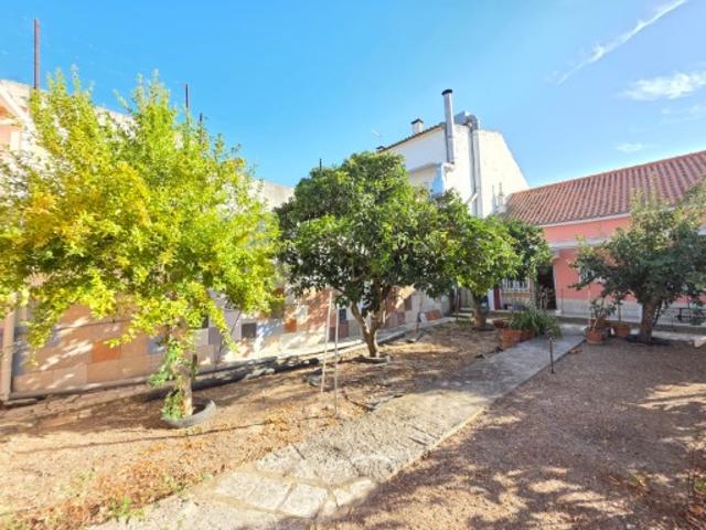 Moradia T4 2+2 com Enorme Potencial e Quintal Generoso Montijo